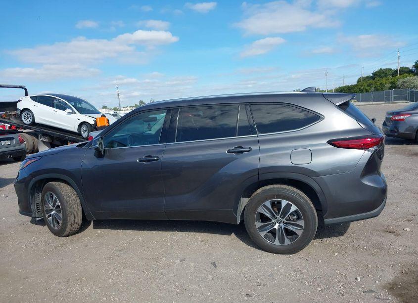 Photo 14 of 2021 Toyota Highlander XLE (VIN 5TDGZRAH7MS088500)