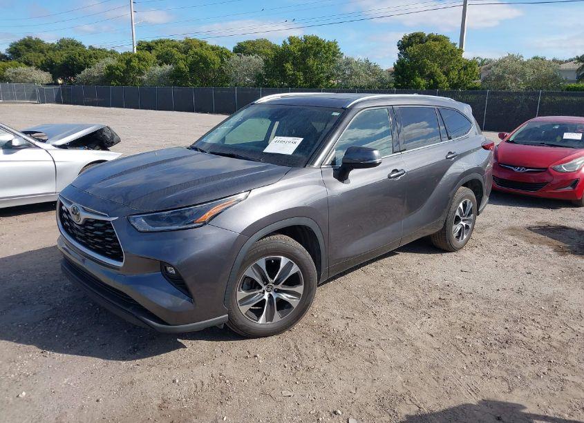 Photo 2 of 2021 Toyota Highlander XLE (VIN 5TDGZRAH7MS088500)