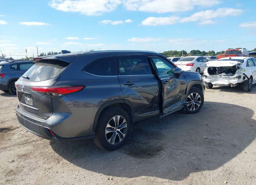 Photo 4 of 2021 Toyota Highlander XLE (VIN 5TDGZRAH7MS088500)