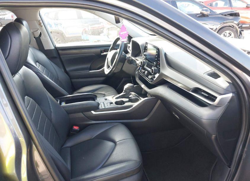 Photo 5 of 2021 Toyota Highlander XLE (VIN 5TDGZRAH7MS088500)
