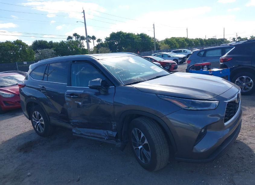 Photo 6 of 2021 Toyota Highlander XLE (VIN 5TDGZRAH7MS088500)