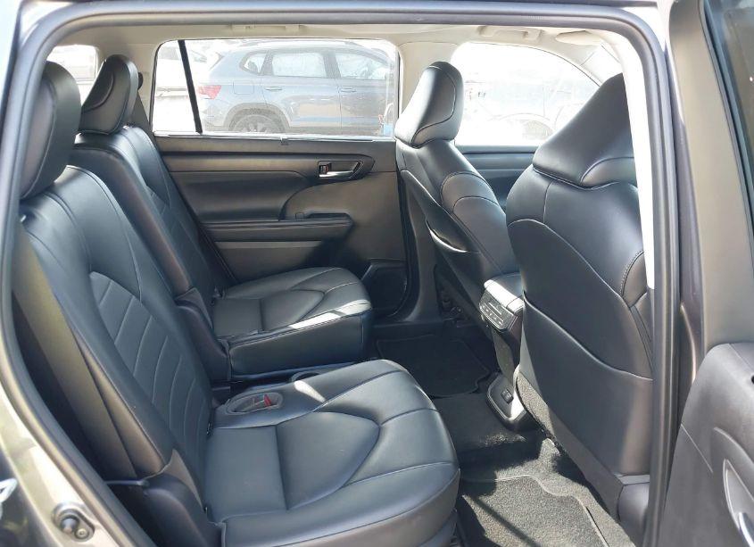 Photo 8 of 2021 Toyota Highlander XLE (VIN 5TDGZRAH7MS088500)
