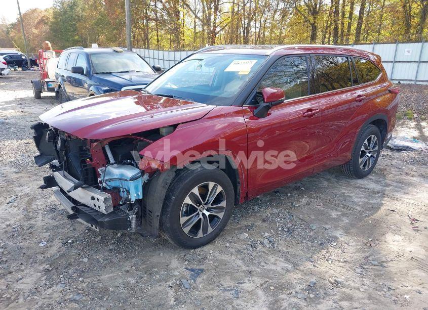 Photo 2 of 2021 Toyota Highlander XLE (VIN 5TDGZRAH7MS523208)