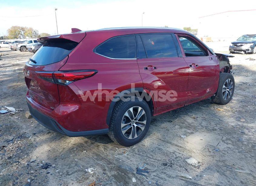Photo 4 of 2021 Toyota Highlander XLE (VIN 5TDGZRAH7MS523208)