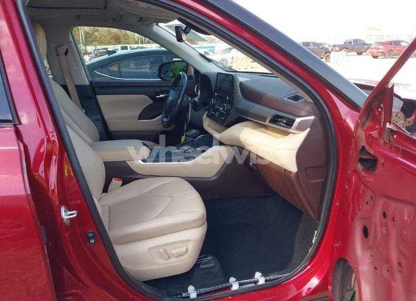 Photo 5 of 2021 Toyota Highlander XLE (VIN 5TDGZRAH7MS523208)