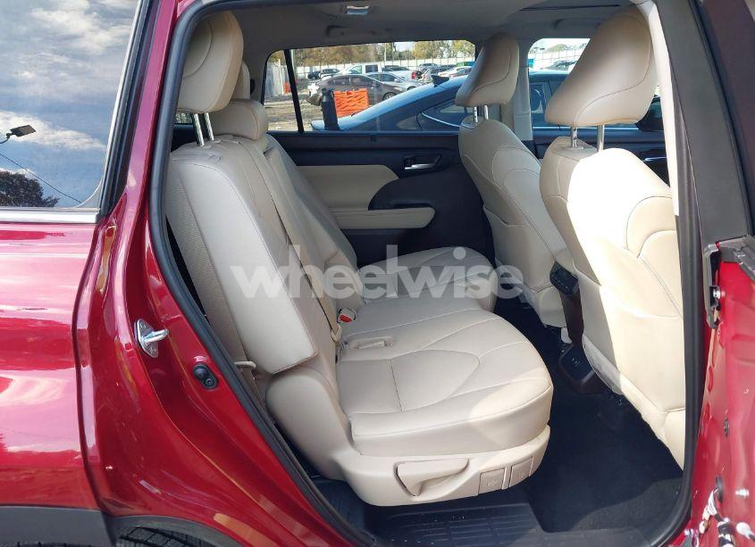 Photo 8 of 2021 Toyota Highlander XLE (VIN 5TDGZRAH7MS523208)