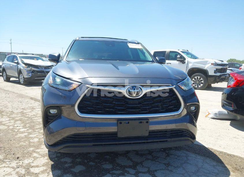 Photo 13 of 2021 Toyota Highlander XLE (VIN 5TDGZRAH7MS528781)