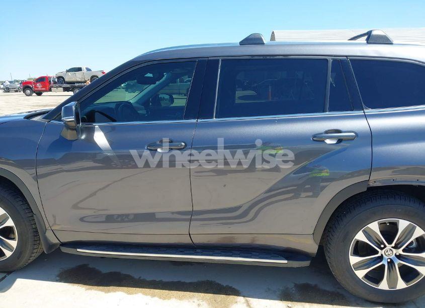Photo 15 of 2021 Toyota Highlander XLE (VIN 5TDGZRAH7MS528781)
