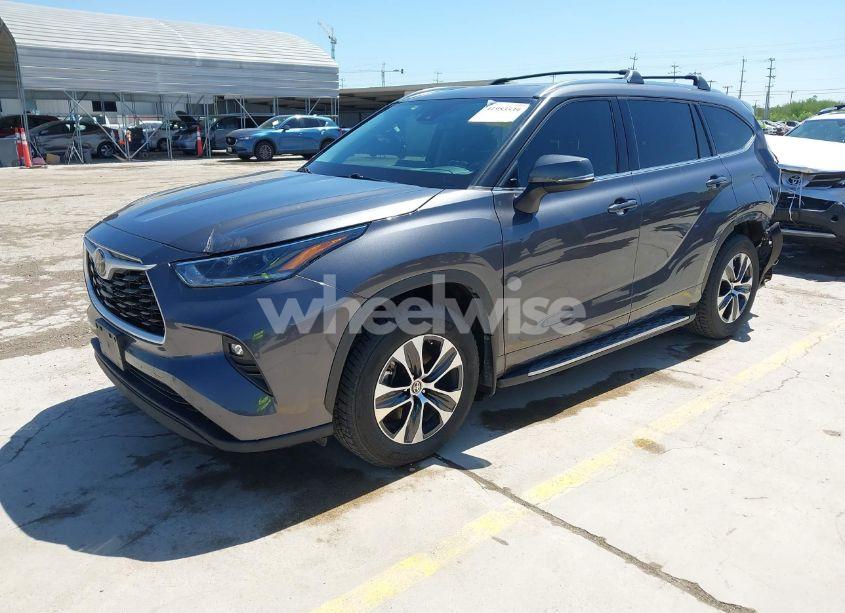 Photo 2 of 2021 Toyota Highlander XLE (VIN 5TDGZRAH7MS528781)