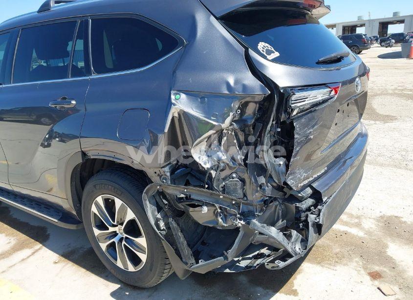Photo 6 of 2021 Toyota Highlander XLE (VIN 5TDGZRAH7MS528781)