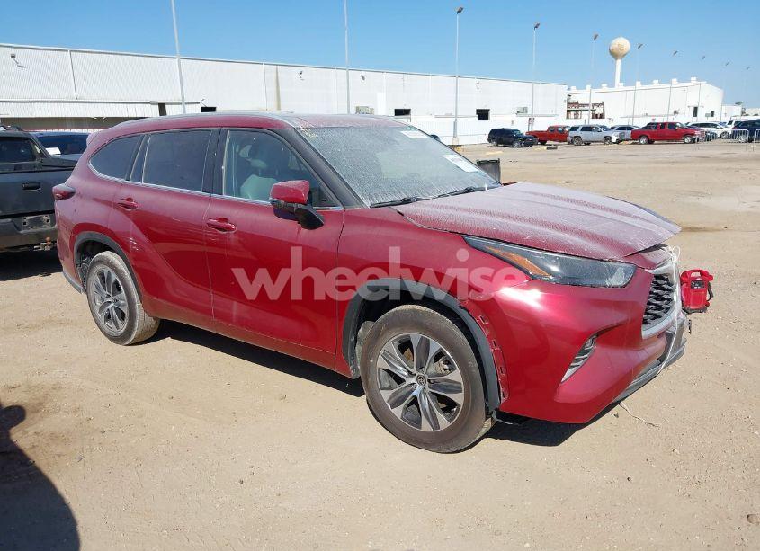 2022 Toyota Highlander XLE (VIN 5TDGZRAH7NS542925) main photo