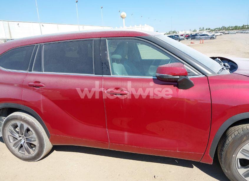 Photo 14 of 2022 Toyota Highlander XLE (VIN 5TDGZRAH7NS542925)