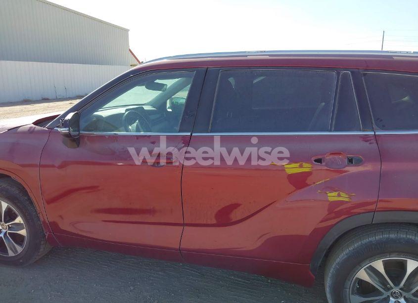 Photo 15 of 2022 Toyota Highlander XLE (VIN 5TDGZRAH7NS542925)