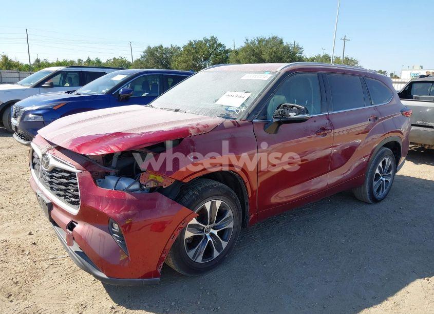 Photo 2 of 2022 Toyota Highlander XLE (VIN 5TDGZRAH7NS542925)