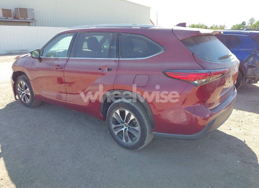 Photo 3 of 2022 Toyota Highlander XLE (VIN 5TDGZRAH7NS542925)