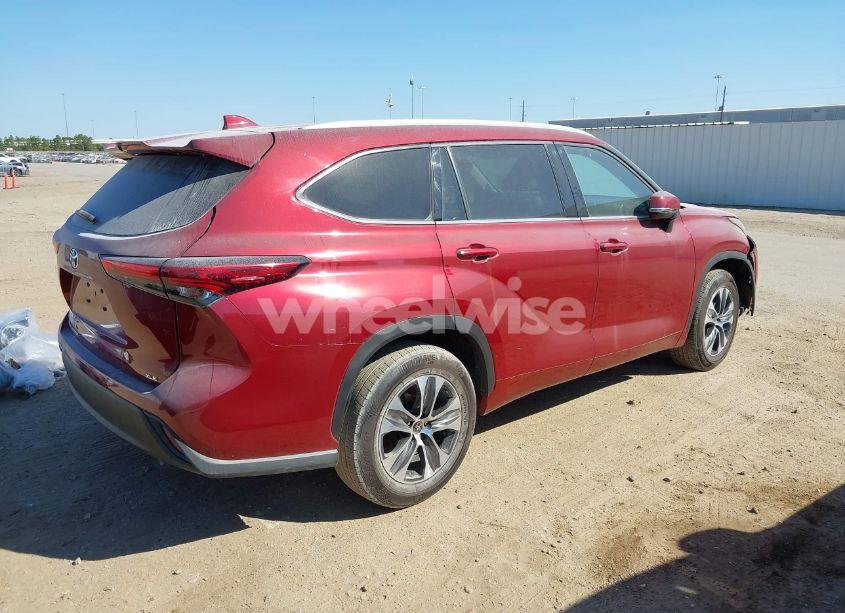 Photo 4 of 2022 Toyota Highlander XLE (VIN 5TDGZRAH7NS542925)