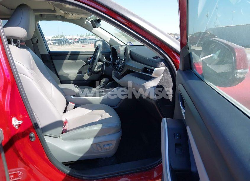 Photo 5 of 2022 Toyota Highlander XLE (VIN 5TDGZRAH7NS542925)