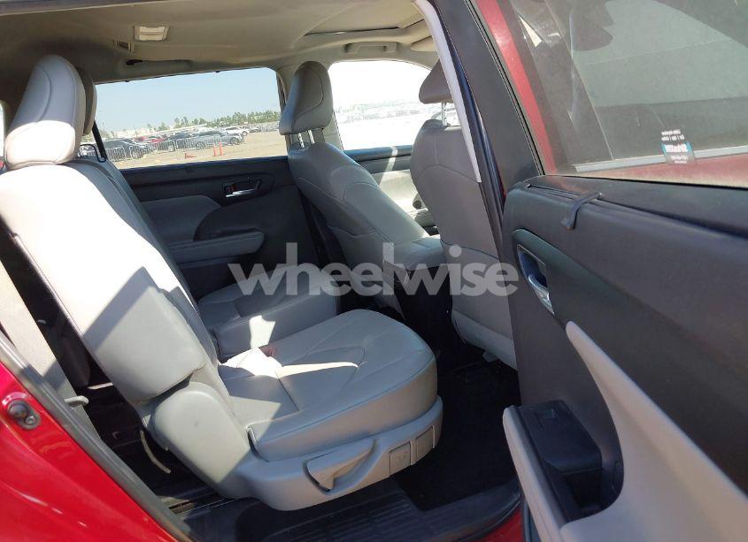 Photo 8 of 2022 Toyota Highlander XLE (VIN 5TDGZRAH7NS542925)