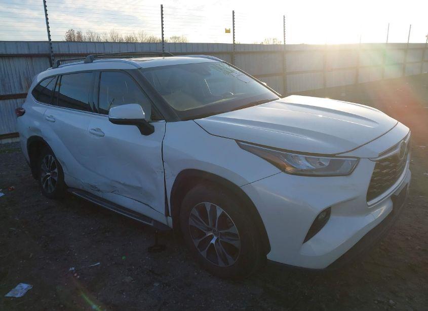 2020 Toyota Highlander XLE (VIN 5TDGZRAH8LS513253) main photo