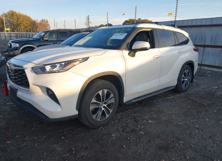 Photo 2 of 2020 Toyota Highlander XLE (VIN 5TDGZRAH8LS513253)