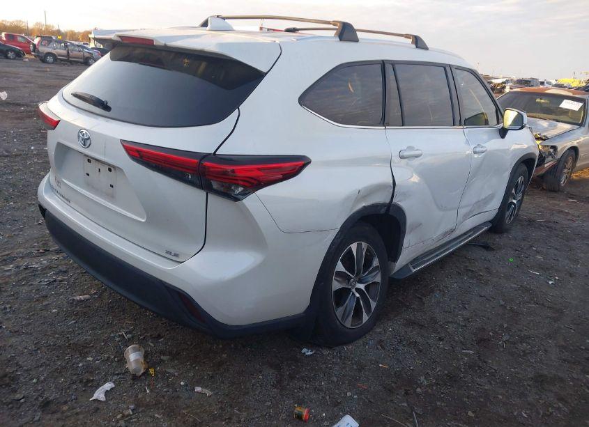 Photo 4 of 2020 Toyota Highlander XLE (VIN 5TDGZRAH8LS513253)