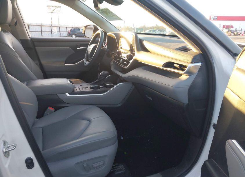 Photo 5 of 2020 Toyota Highlander XLE (VIN 5TDGZRAH8LS513253)