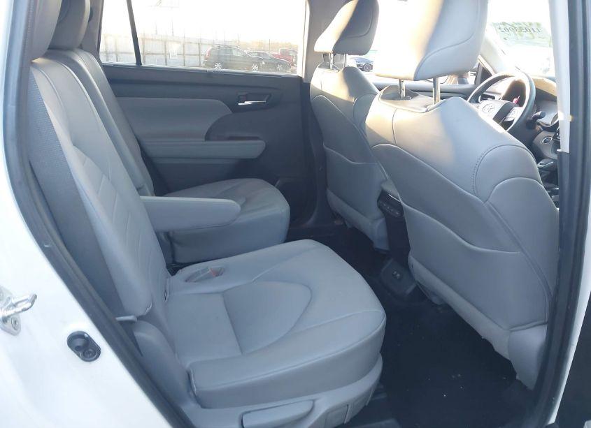 Photo 8 of 2020 Toyota Highlander XLE (VIN 5TDGZRAH8LS513253)