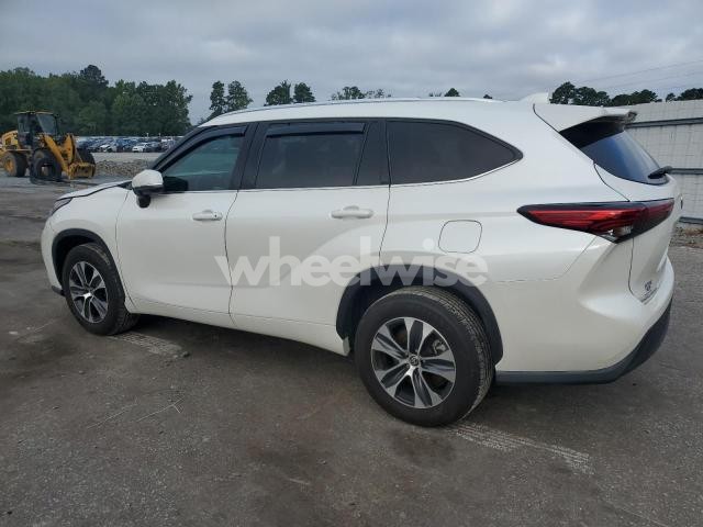 Photo 4 of 2021 TOYOTA HIGHLANDER XLE (VIN 5TDGZRAH8MS054159)