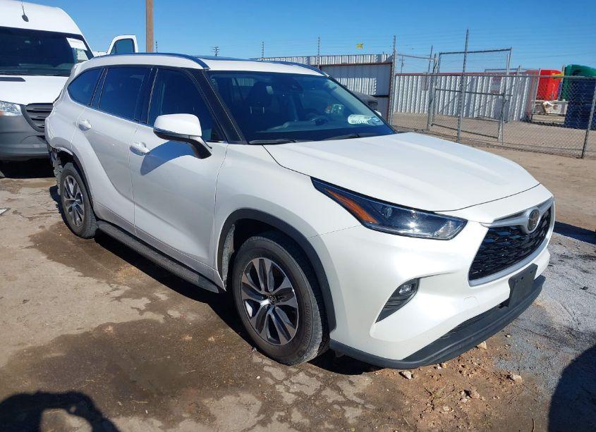 2021 Toyota Highlander XLE (VIN 5TDGZRAH8MS067834) main photo