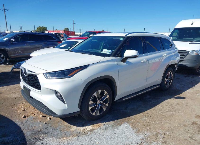 Photo 2 of 2021 Toyota Highlander XLE (VIN 5TDGZRAH8MS067834)