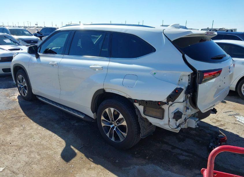 Photo 3 of 2021 Toyota Highlander XLE (VIN 5TDGZRAH8MS067834)