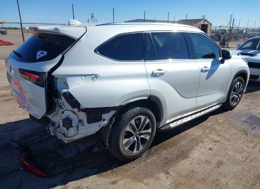 Photo 4 of 2021 Toyota Highlander XLE (VIN 5TDGZRAH8MS067834)