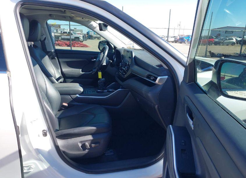 Photo 5 of 2021 Toyota Highlander XLE (VIN 5TDGZRAH8MS067834)