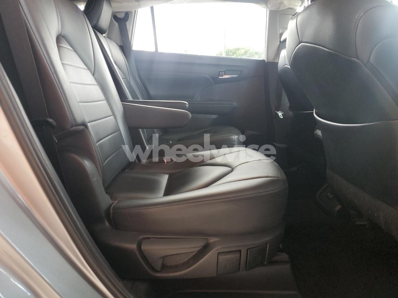 Photo 11 of 2021 TOYOTA HIGHLANDER XLE (VIN 5TDGZRAH8MS075657)