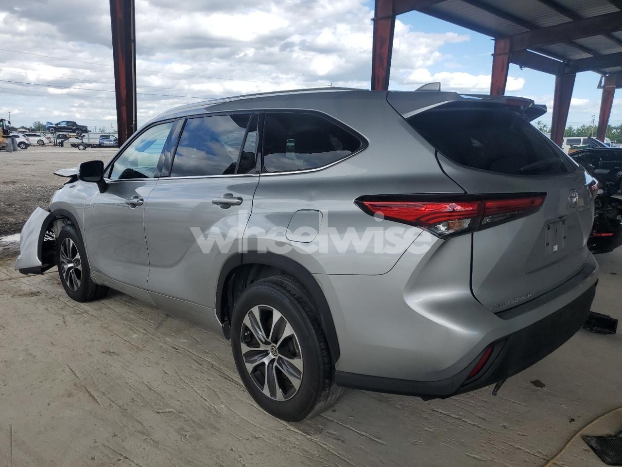 Photo 2 of 2021 TOYOTA HIGHLANDER XLE (VIN 5TDGZRAH8MS075657)