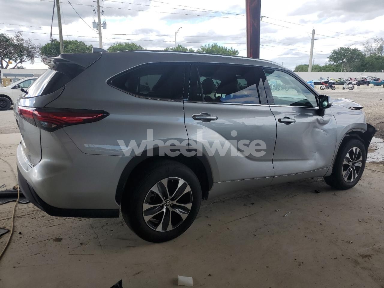 Photo 3 of 2021 TOYOTA HIGHLANDER XLE (VIN 5TDGZRAH8MS075657)