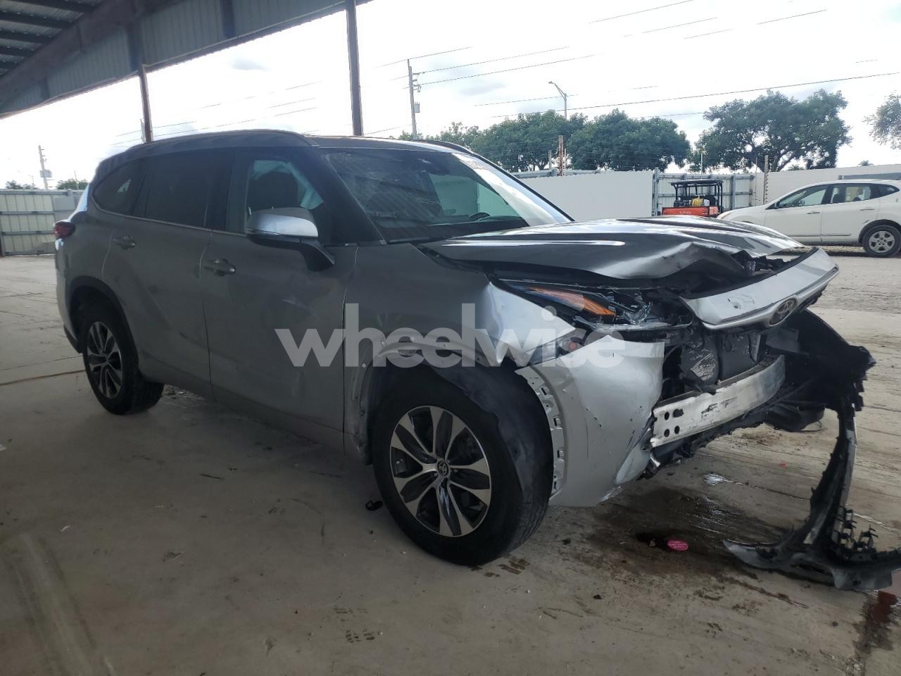 Photo 4 of 2021 TOYOTA HIGHLANDER XLE (VIN 5TDGZRAH8MS075657)