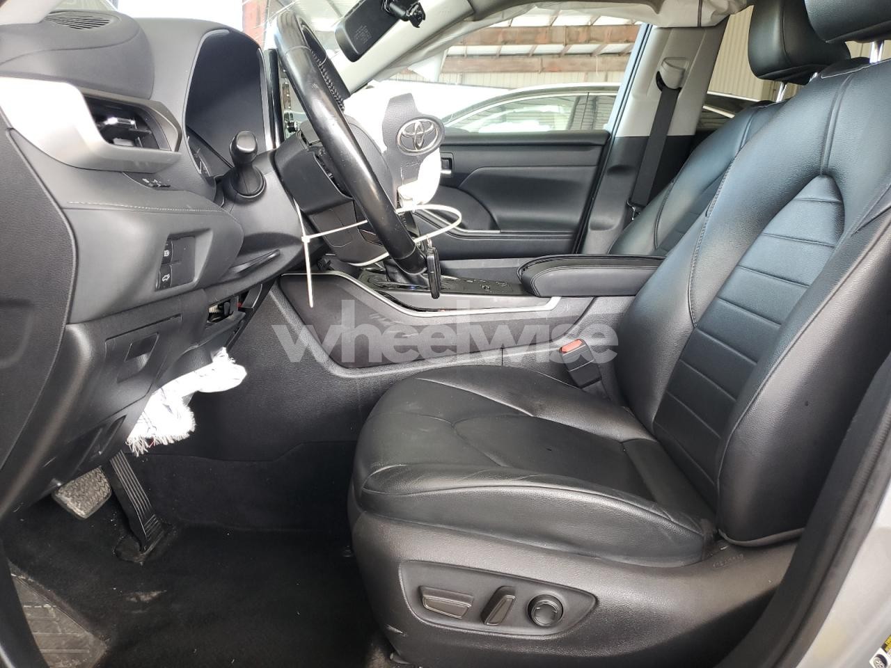 Photo 7 of 2021 TOYOTA HIGHLANDER XLE (VIN 5TDGZRAH8MS075657)