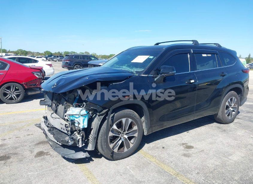 Photo 2 of 2021 Toyota Highlander XLE (VIN 5TDGZRAH8MS519507)
