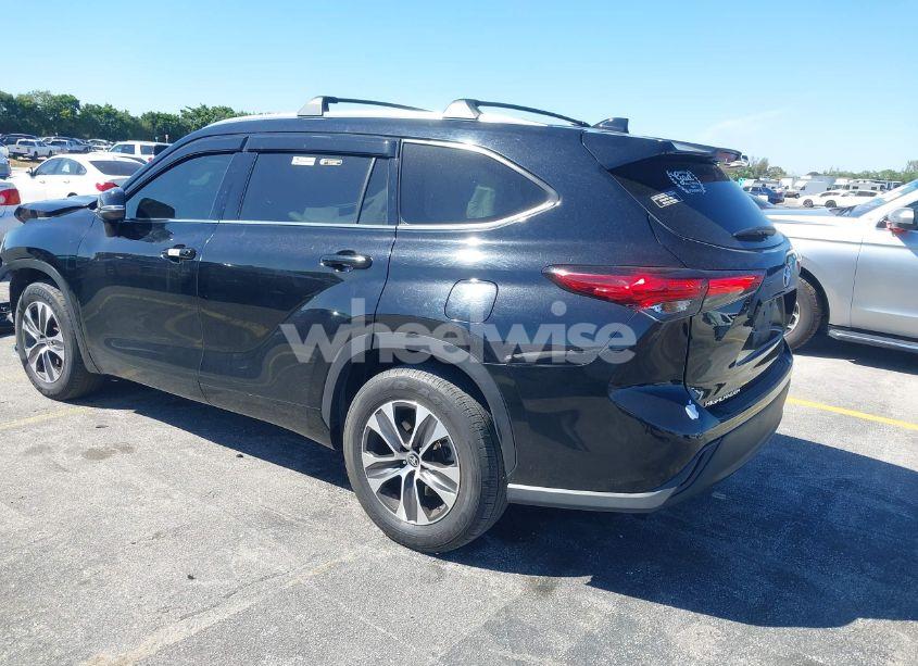 Photo 3 of 2021 Toyota Highlander XLE (VIN 5TDGZRAH8MS519507)