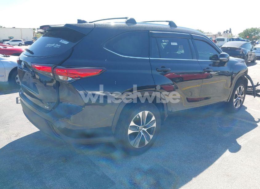 Photo 4 of 2021 Toyota Highlander XLE (VIN 5TDGZRAH8MS519507)