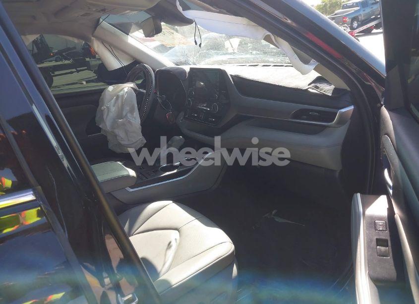 Photo 5 of 2021 Toyota Highlander XLE (VIN 5TDGZRAH8MS519507)