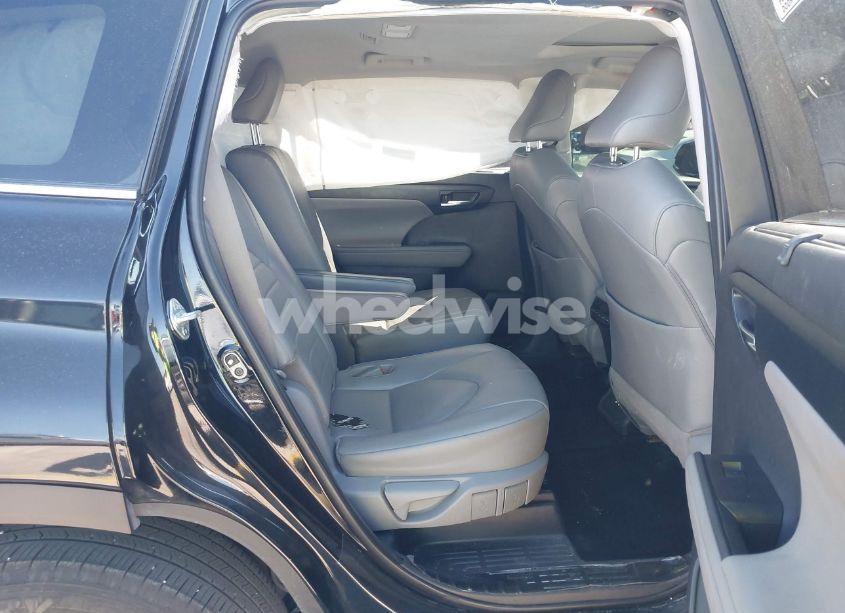 Photo 8 of 2021 Toyota Highlander XLE (VIN 5TDGZRAH8MS519507)