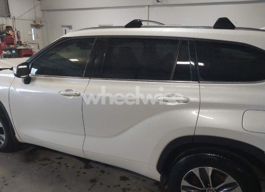 Photo 14 of 2021 Toyota Highlander XLE (VIN 5TDGZRAH8MS532709)