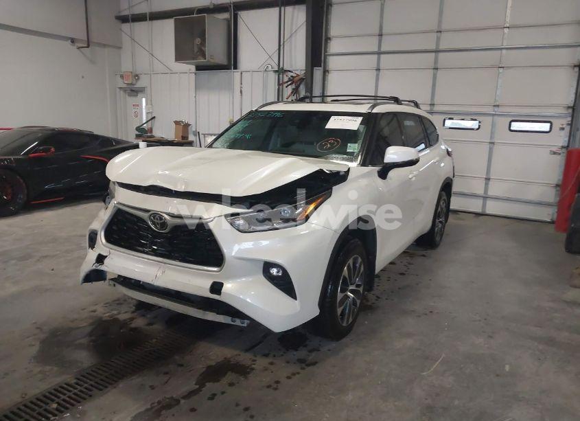 Photo 2 of 2021 Toyota Highlander XLE (VIN 5TDGZRAH8MS532709)