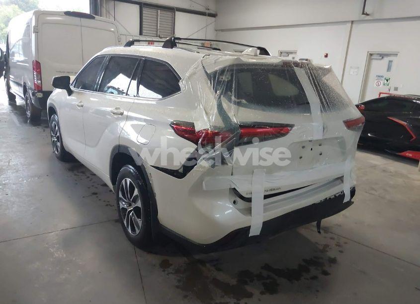 Photo 3 of 2021 Toyota Highlander XLE (VIN 5TDGZRAH8MS532709)