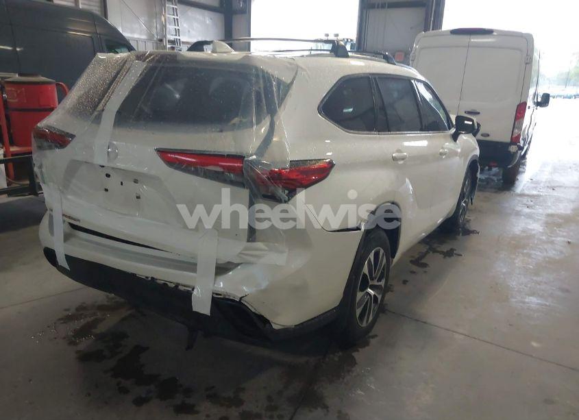 Photo 4 of 2021 Toyota Highlander XLE (VIN 5TDGZRAH8MS532709)