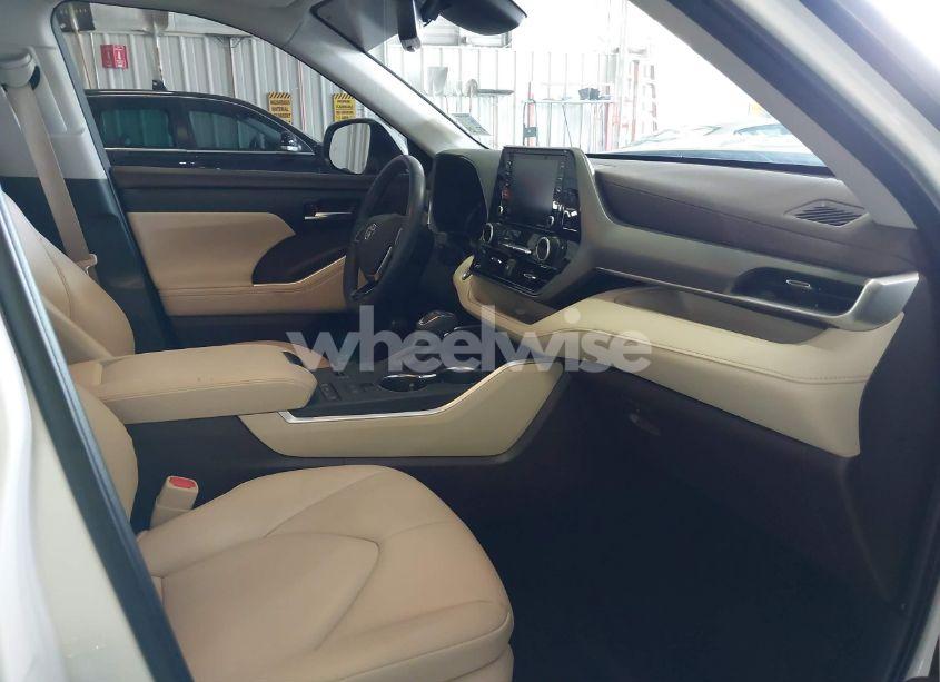 Photo 5 of 2021 Toyota Highlander XLE (VIN 5TDGZRAH8MS532709)