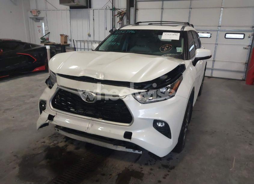 Photo 6 of 2021 Toyota Highlander XLE (VIN 5TDGZRAH8MS532709)