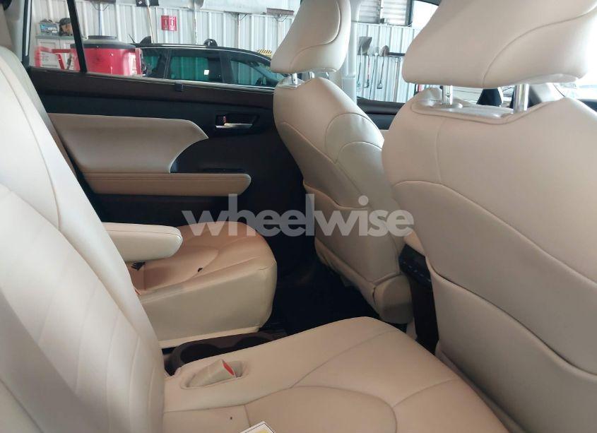 Photo 8 of 2021 Toyota Highlander XLE (VIN 5TDGZRAH8MS532709)